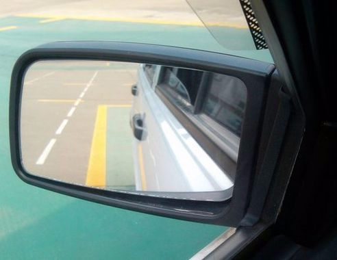 学会观察倒车镜对驾驶员来说非常重要
