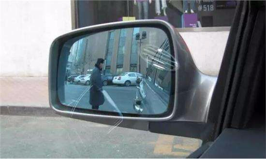 汽车行驶过程中怎样查看后视镜？