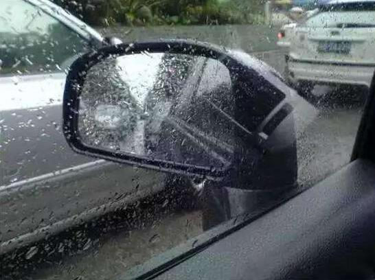 下雨天让汽车外后视镜不模糊的方法