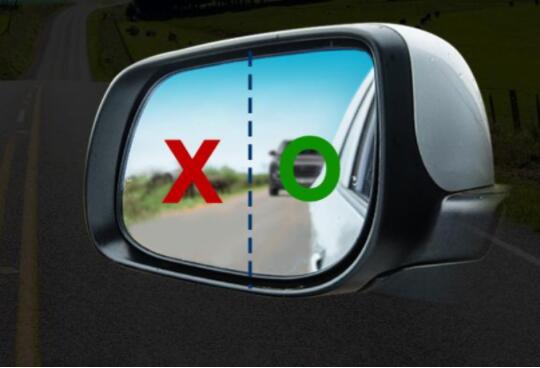 在高速公路上使用汽车后视镜进行安全变道