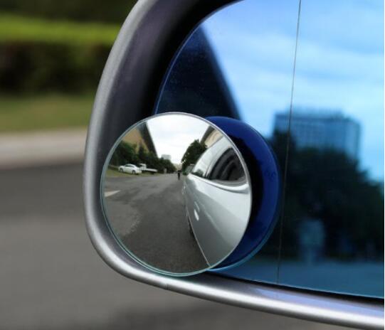 普通道路上行驶时利用汽车后视镜观察后方进行安全变道